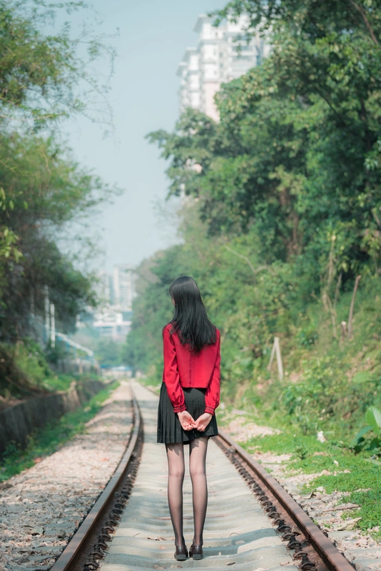 铁轨成片 - 西瓜少女
